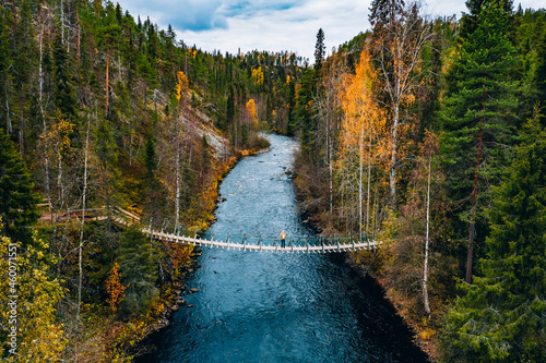 Foto Aerial view of fall forest and blue river with bridge in Finland.