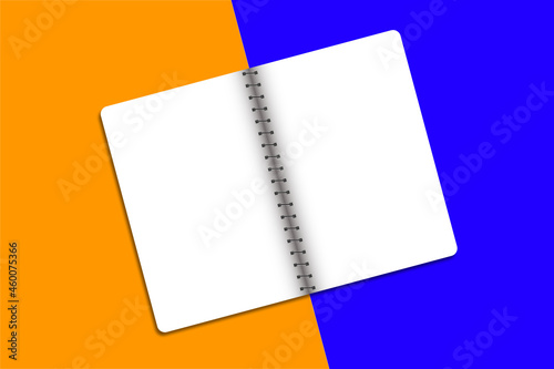 Aufgeschlagenes diagonales Spiralheft vor zweifarbigen Hintergrund