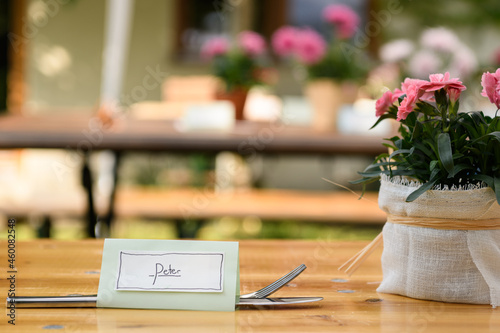 Table name card for Peter and cutlery on a wooden table