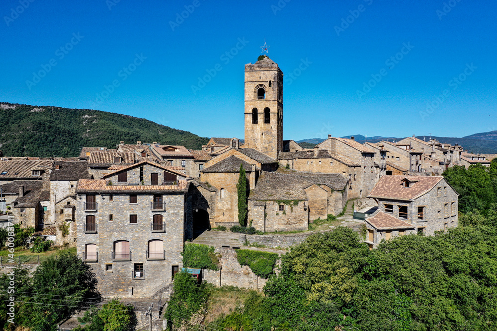 Drohnenaufnahme, Luftbild der historischen Altstadt von Ainsa mit der Pfarrkirche Santa María im Vordergrund, Aínsa, Provinz Huesca, Spanien Drohnenaufnahme, Luftbild der historischen Altstadt von Ainsa mit der Pfarrkirche Santa María im Vordergrund, Aínsa, Provinz Huesca, Spanien