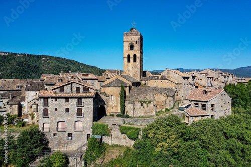 Drohnenaufnahme, Luftbild der historischen Altstadt von Ainsa mit der Pfarrkirche Santa María im Vordergrund, Aínsa, Provinz Huesca, Spanien