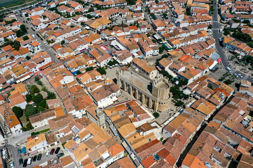 Über den Dächern von Saintes-Maries-de-la-Mer mit Blick auf die Kirche Notre Dame de la Mer und das Mittelmeer im Hintergrund, Bouches-du-Rhône, Provence, Côte d’Azur, Frankreich