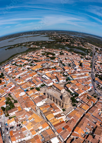 Drohnenaufnahme, Drohnenfoto von Saintes-Maries-de-la-Mer mit Altstadt, Hafen, die Kirche Notre Dame und die Salzfelder im Hintergrund, Département Bouches-du-Rhône, Provence, Côte d’Azur, Frankreich, photo