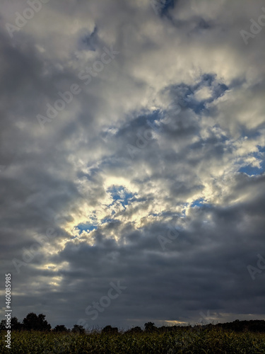 Bedeckter Himmel mit Sonnenstrahlen, die durch die Wolken kommen