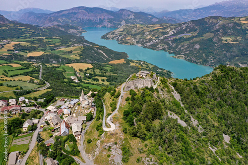 Panoramafoto, Panoramaaufnahme, Drohnenaufnahme, Drohnenfoto der Bergwelt um die Kirche Saint Vincent Les Forts mit Blick auf den Stausee Ubaye Valley, Saint Vincent les Forts, Alpes-de-Haute-Provence