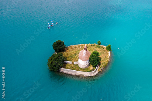 Drohnenaufnahme, Drohnenfoto der Kappelle Saint Michel de Pruniers im See Lac de Serre Ponçon mit Blick auf die umliegenden Berge, Département Hautes-Alpes, Frankreich