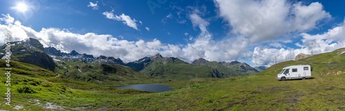 Panoramafoto, Wohnmobil beim Wildcamping vor einem Bergsee und Bergpanorama, französische Alpen, im Hintergrund das Bergmassiv vom Mont Blanc, mit Wolken und blauem Himmel, Séez, Département Savoie,  © Frank
