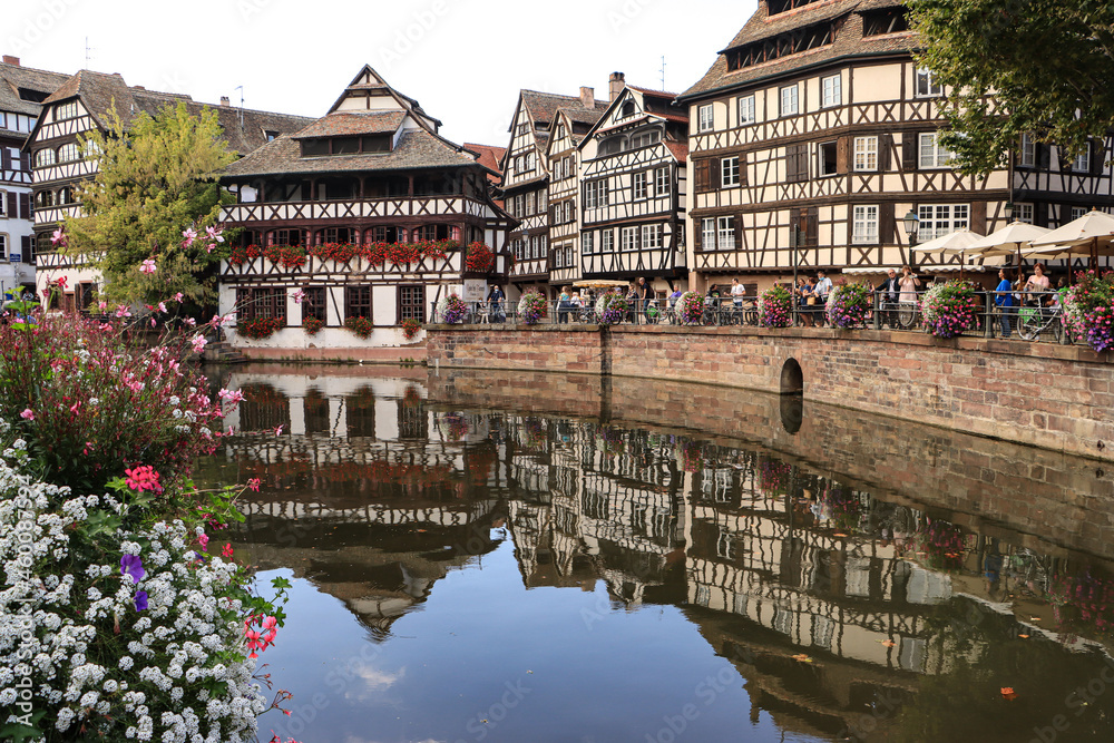 Romantisches Straßburg; Blick zum Gerberhaus im historischen Mühlenviertel an der Ill (La Petite France)