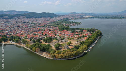 Foto Aerial drone photo of iconic castle and ancinet citadel of Ioannina featuring By