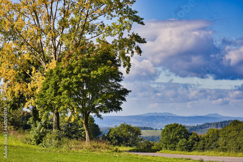 Landschaft  Wolken und Sonne im Herbst.