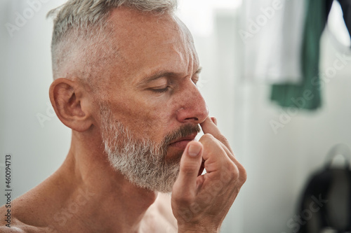 Foto Close up of mature man sniff something with nose