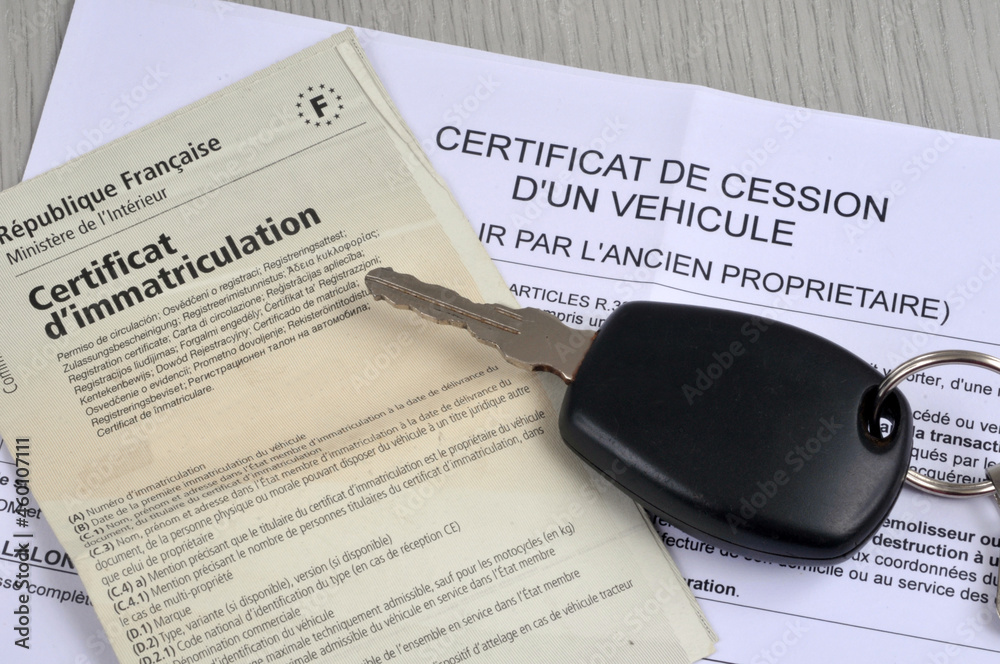 Documents administratifs français officiels pour la vente d'une voiture avec une clé en gros plan - obrazy, fototapety, plakaty 