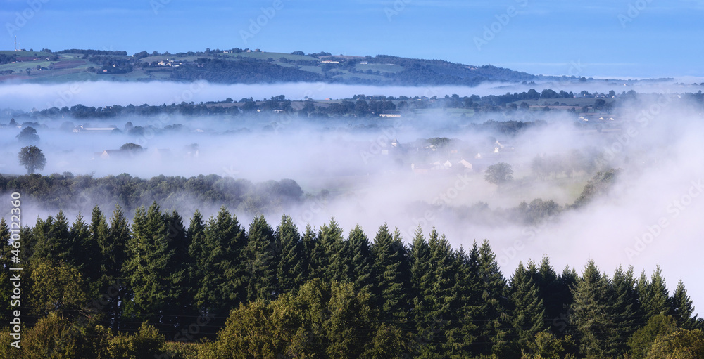 Fototapeta premium Weite Landschaft im Nebel Aveyron