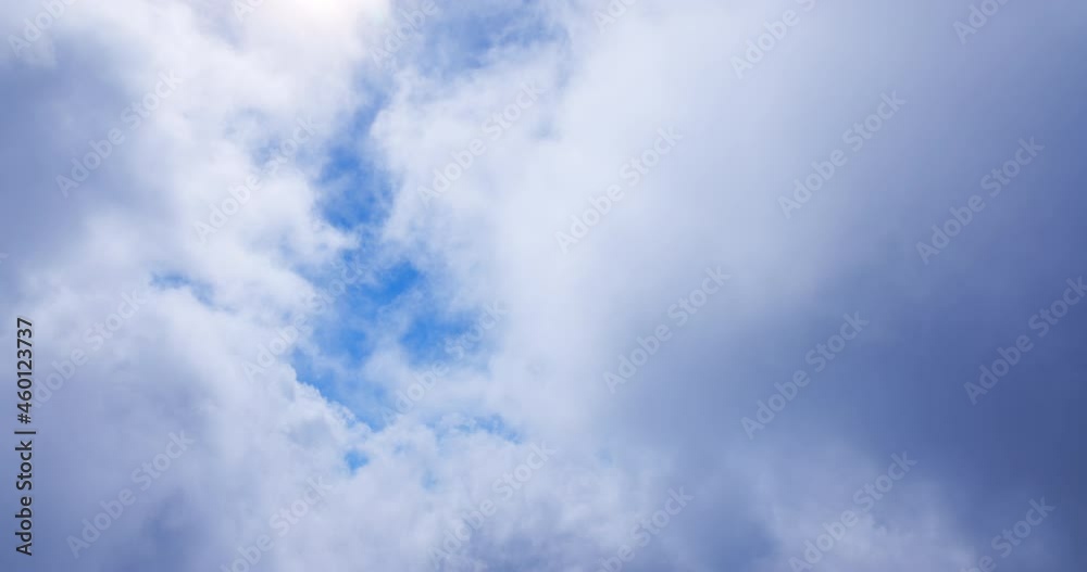 青空の中を流れる雲と太陽 青空の中を流れる雲と太陽