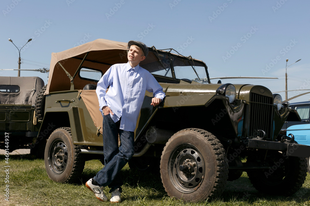 Fototapeta premium Boy near retro car