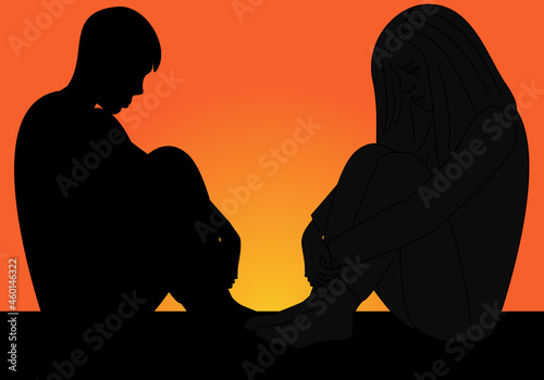 Pareja de jóvenes sentados al atardecer. Puesta de sol con una pareja de jóvenes