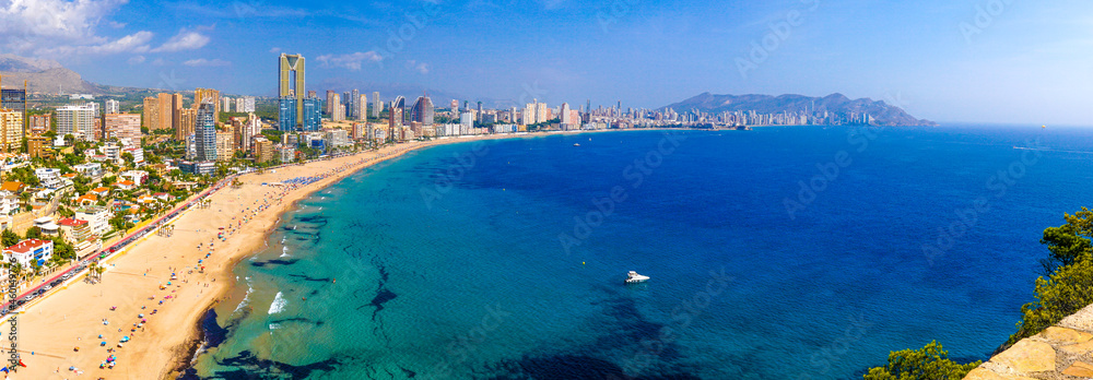 Fototapeta premium Panorámica de la Playa de Poniente en Benidorm desde la Cala de Finestrat en Alicante, España con el Edificio Il Tempo en mitad de la imagen