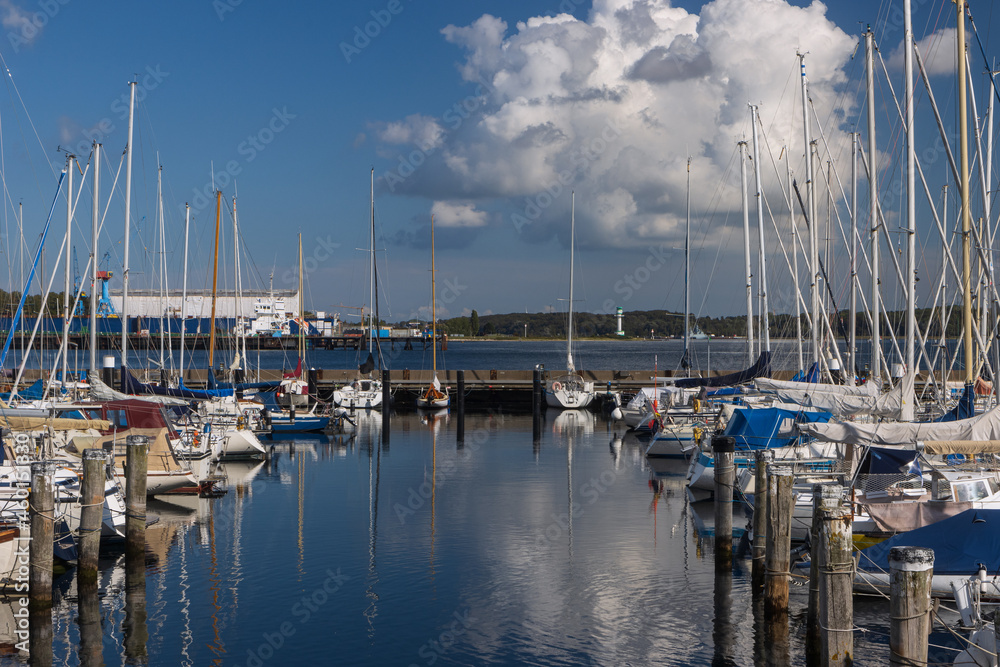 Idyllischer Sportboothafen mit Blick auf die Werft und den Leuchtturm Friedrichsort an der Kieler Förde.