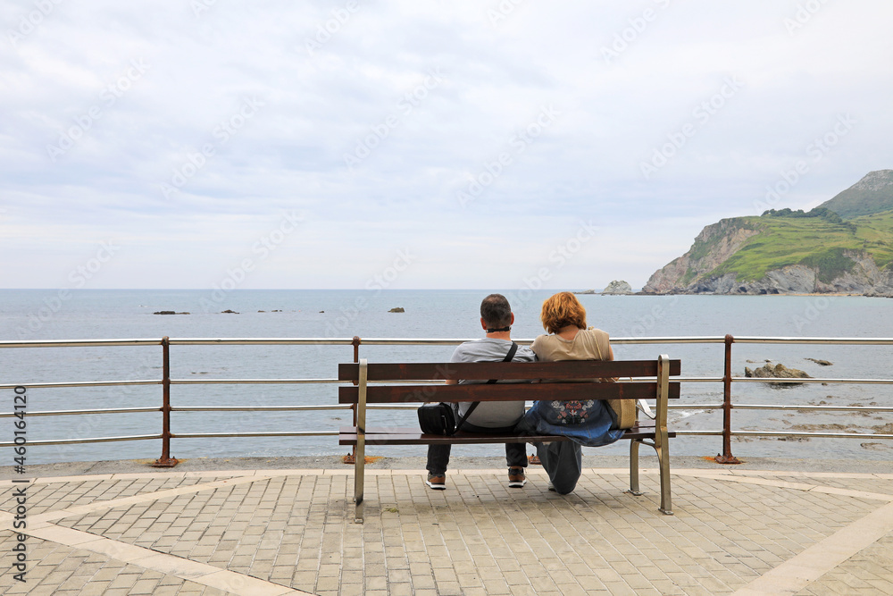 pareja de personas sentados frente al mar laredo cantabria 4M0A3868-as21