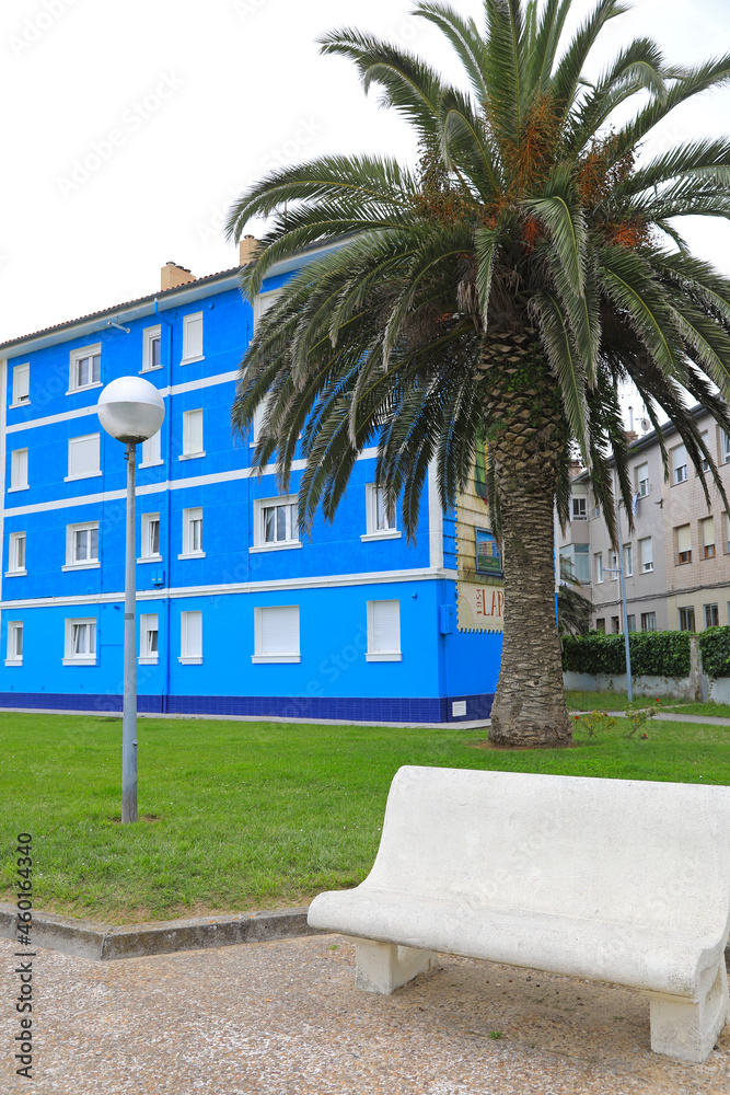 casa azul con palmera en el paseo marítimo de laredo cantabria 4M0A3844-as21