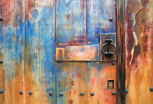 puerta pintada de colores aldaba cerradura 4M0A3892-as21