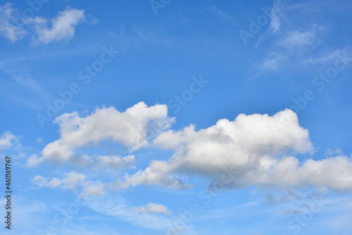 Fototapeta Naklejka Na Ścianę i Meble -  Błękitne niebo i białe chmury
