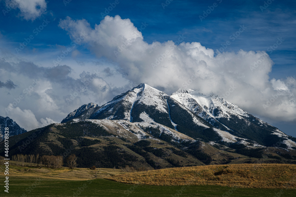 2021-09-30 ABSAROKA MOUNTAINS IN MONTANA WITH BLUE SKIES AND CLOUDS AND A ALFALFA FILED AT THE BASE