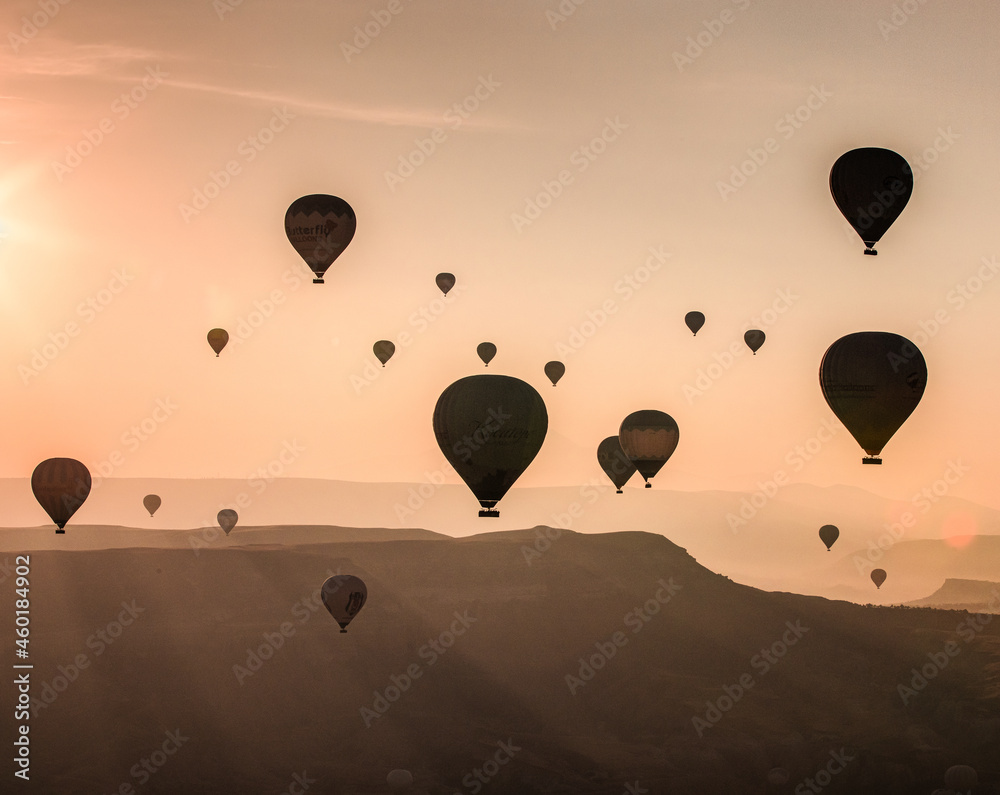 Naklejka premium hot air balloons at sunset