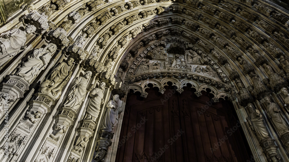 Entrada majestosa do mosteiro de Batalha composto por ícones religiosos esculpidos em pedra