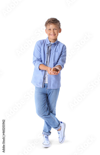 Little boy with achatina sn...