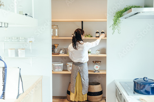 Cuadro en lienzo 片付けをする女性
インテリアと女性