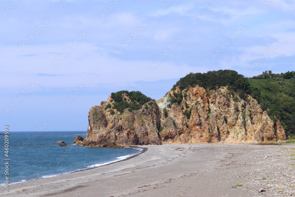 日本海の砂浜と岩盤の風景。　青森県西津軽郡深浦町。　追良瀬駅近くの海岸。