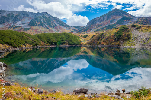 富山県立山町の立山にあるみくりが池周辺の秋の紅葉の季節の風景 Scenery of autumn leaves around Mikurigaike Pond in Tateyama, Tateyama Town, Toyama Prefecture, Japan. 
