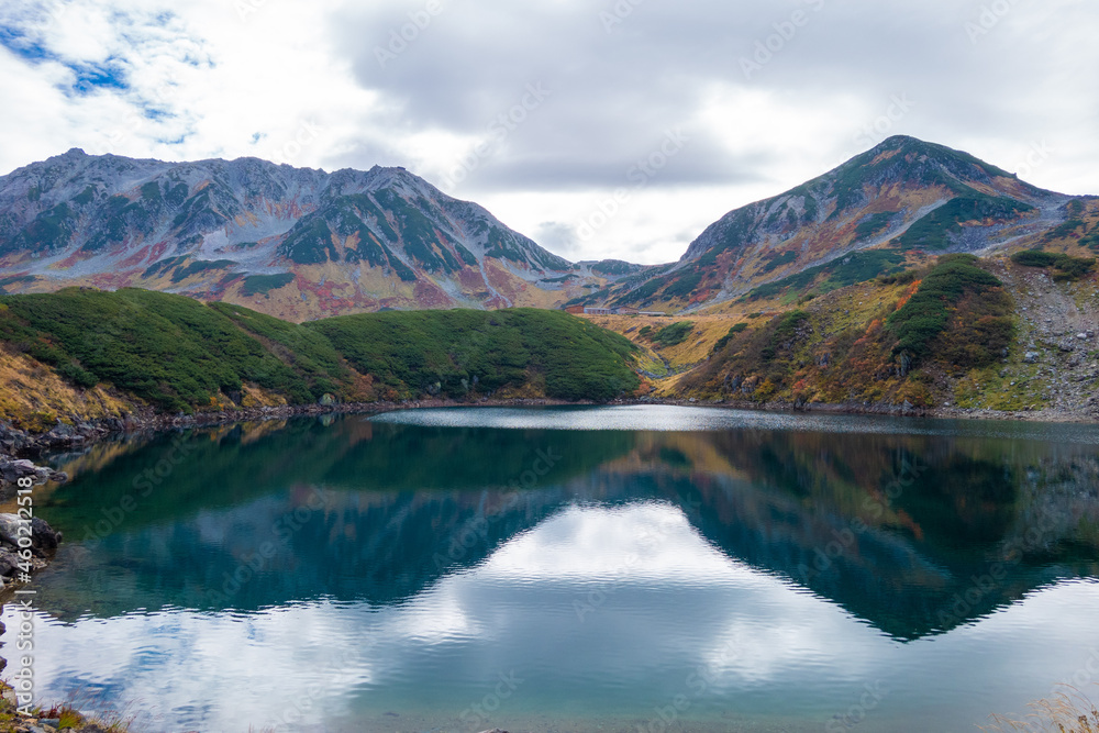 富山県立山町の立山にあるみくりが池周辺の秋の紅葉の季節の風景 Scenery of autumn leaves around Mikurigaike Pond in Tateyama, Tateyama Town, Toyama Prefecture, Japan. 