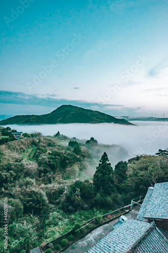 夜明け　山々にかかる雲海