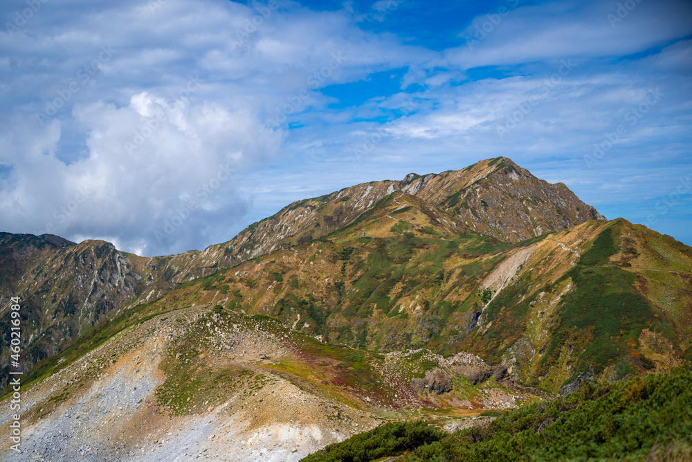 Obraz premium 富山県立山町の立山の秋の紅葉の季節に登山している風景 Scenery of climbing Tateyama Mountain in Tateyama Town, Toyama Prefecture, Japan during the season of autumn leaves. 