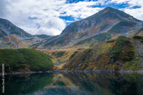 富山県立山町の立山の秋の紅葉の季節に登山している風景 Scenery of climbing Tateyama Mountain in Tateyama Town, Toyama Prefecture, Japan during the season of autumn leaves. 