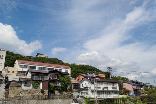 古い住宅が山肌に並ぶ尾道の景観 © y.tanaka