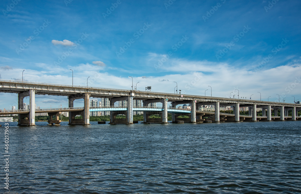大河の橋