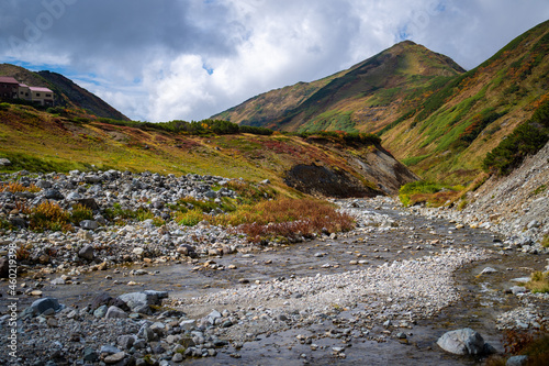 富山県立山町の立山の秋の紅葉の季節に登山している風景 Scenery of climbing Tateyama Mountain in Tateyama Town, Toyama Prefecture, Japan during the season of autumn leaves. 