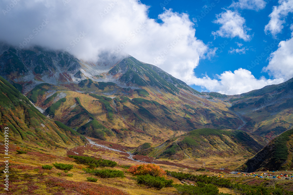 Obraz premium 富山県立山町の立山の秋の紅葉の季節に登山している風景 Scenery of climbing Tateyama Mountain in Tateyama Town, Toyama Prefecture, Japan during the season of autumn leaves.