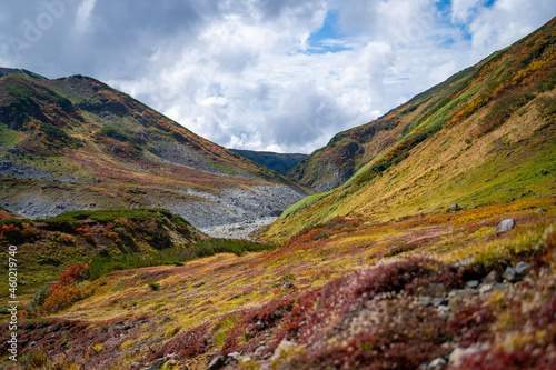 富山県立山町の立山の秋の紅葉の季節に登山している風景 Scenery of climbing Tateyama Mountain in Tateyama Town, Toyama Prefecture, Japan during the season of autumn leaves. 