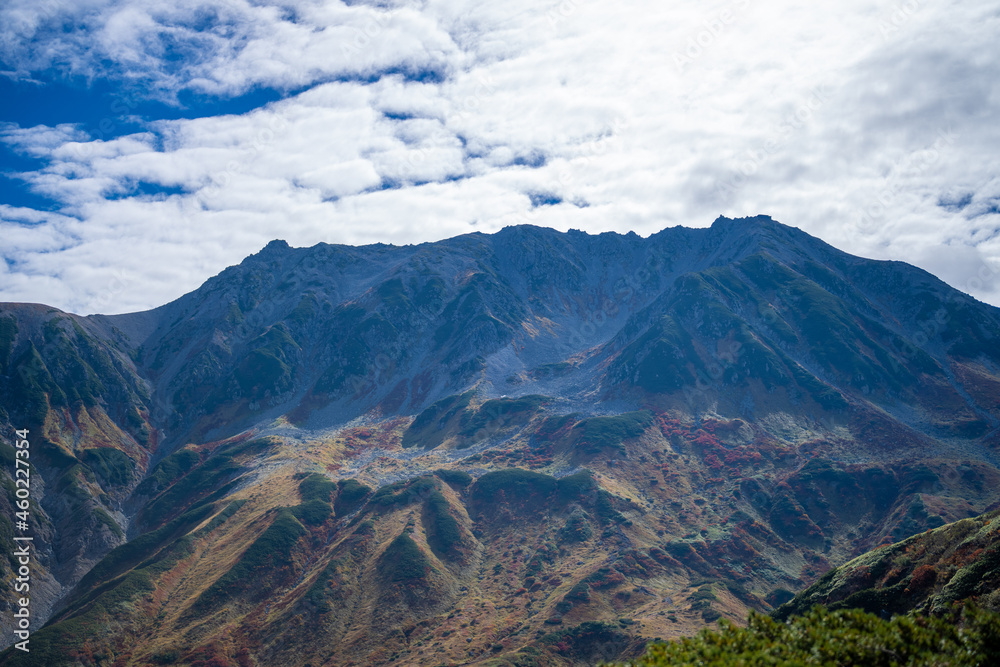 富山県立山町の立山の秋の紅葉の季節に登山している風景 Scenery of climbing Tateyama Mountain in Tateyama Town, Toyama Prefecture, Japan during the season of autumn leaves. 