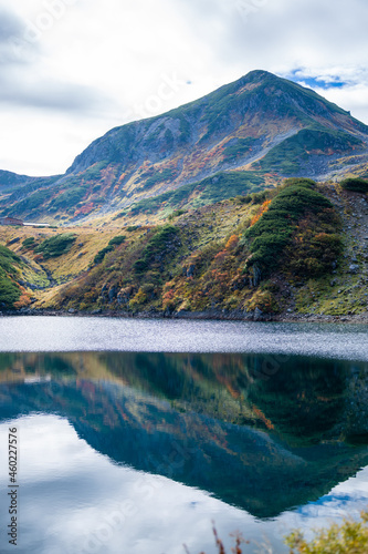 富山県立山町の立山の秋の紅葉の季節に登山している風景 Scenery of climbing Tateyama Mountain in Tateyama Town, Toyama Prefecture, Japan during the season of autumn leaves. 