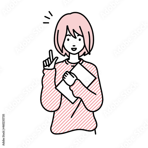 立って書類を手に持って何かひらめいたリモートワークの女性