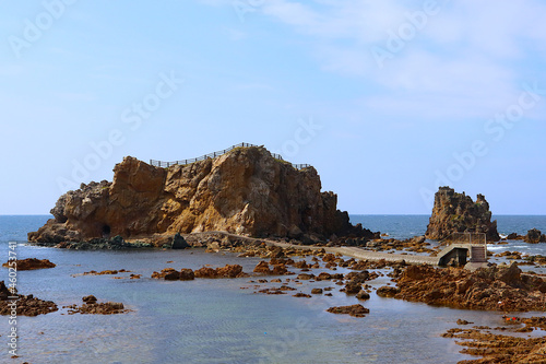 大岩海岸にある「大岩」。日本青森県西津軽郡深浦町。岩の小島の風景。