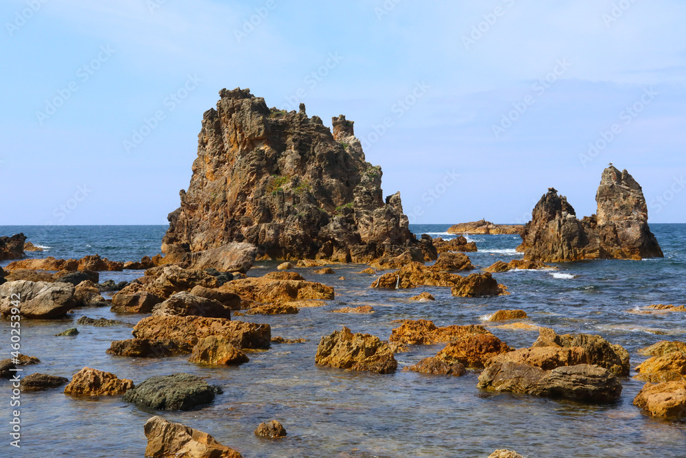 海岸にあるダイナミックな岩の小島。日本青森県西津軽郡深浦町にある大岩海岸。