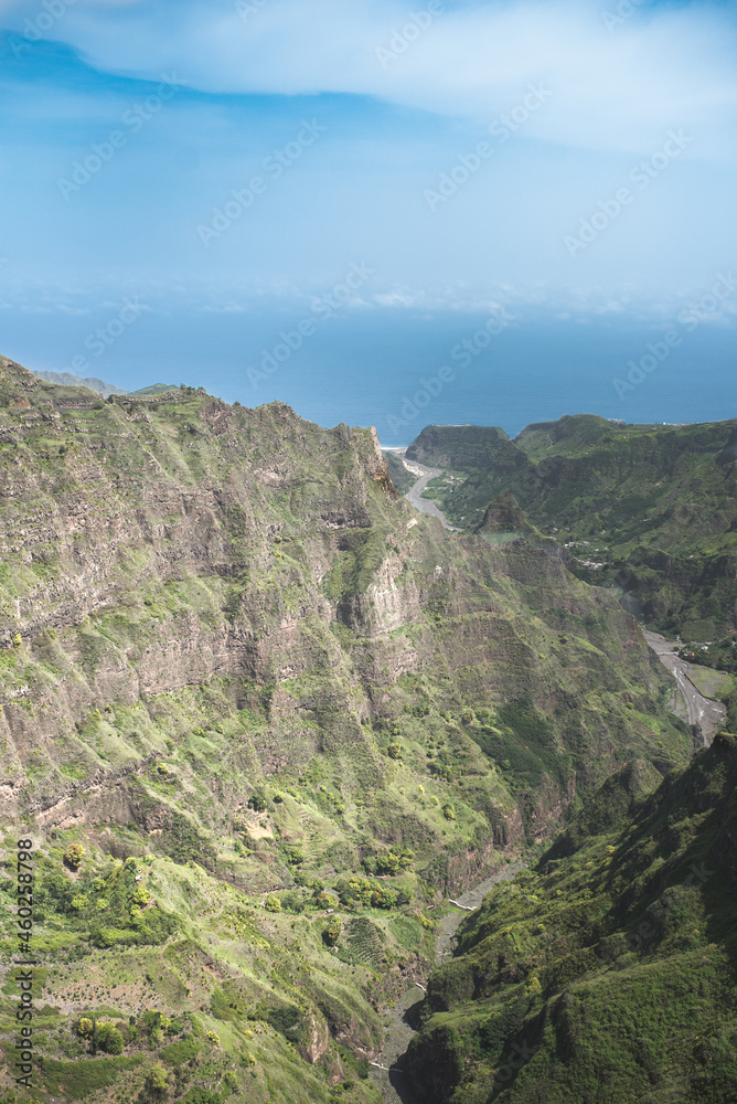 Naklejka premium Picturesque road between mountains in nature