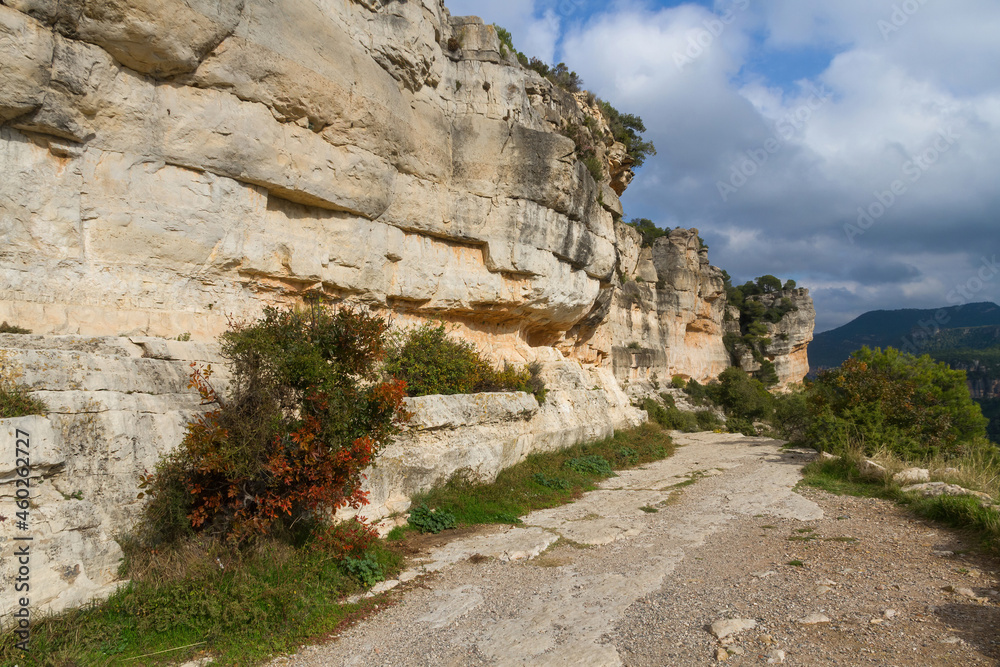 Senda de acantilados de piedra caliza muy codiciados por los escaladores cerca de  Siurana. Tarragona