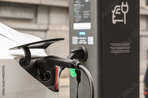 Tableau sur toile voiture electrique electricite auto co carbone borne autonomie batterie energie